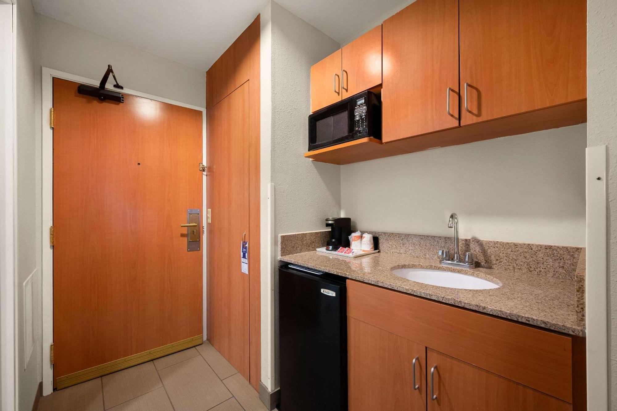 Comfort Inn & Suites Fenton Экстерьер фото